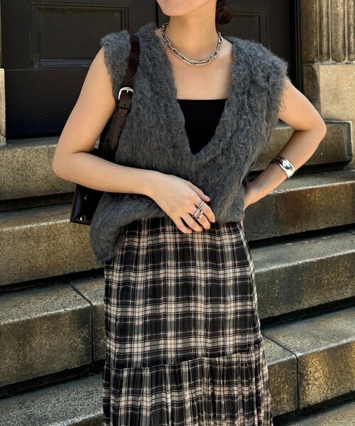 DouDou(ドゥドゥ)の「【REI企画カラーあり】【前後2WAY】シャギーニットベスト(ニット/セーター・レディース・ベージュ/ライトベージュ/チャコールグレー/ピンク・FREE)」の16枚目の写真