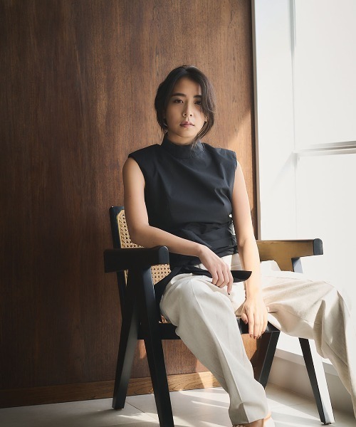 mikomori(ミコモリ)の「WAIST RIBBON BLOUSE(シャツ/ブラウス・レディース・ブラック/ホワイト・MEDIUM)」の3枚目の写真