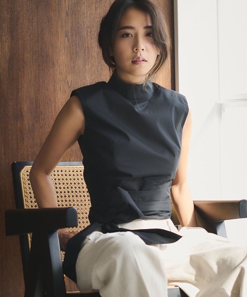 mikomori(ミコモリ)の「WAIST RIBBON BLOUSE(シャツ/ブラウス・レディース・ブラック/ホワイト・MEDIUM)」の6枚目の写真