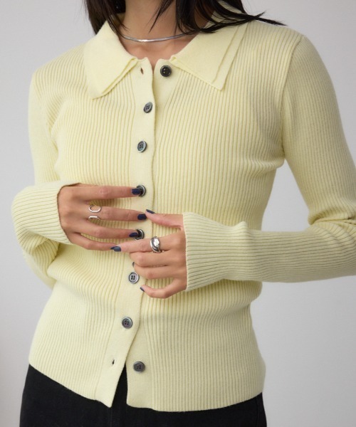 AZUL by moussy(アズールバイマウジー)の「ダブルカラーフロント釦ニットトップス(ニット/セーター・レディース・アイボリー/ブラック/ライトイエロー/ブラウン・FREE)」の4枚目の写真