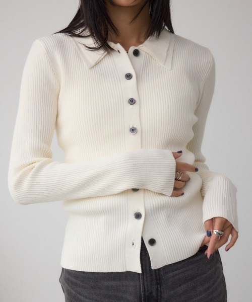 AZUL by moussy(アズールバイマウジー)の「ダブルカラーフロント釦ニットトップス(ニット/セーター・レディース・アイボリー/ブラック/ライトイエロー/ブラウン・FREE)」の2枚目の写真