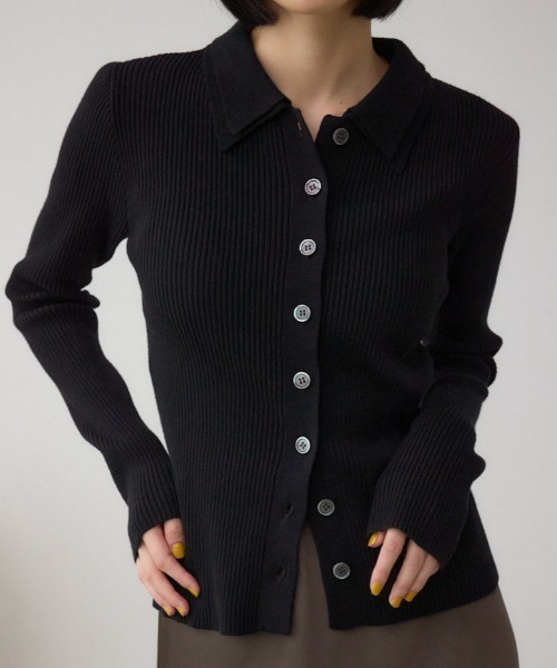 AZUL by moussy(アズールバイマウジー)の「ダブルカラーフロント釦ニットトップス(ニット/セーター・レディース・アイボリー/ブラック/ライトイエロー/ブラウン・FREE)」の1枚目の写真