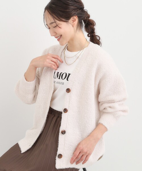 SHOO・LA・RUE（シューラルー）の「【S-LL】思わず触れたくなる ふわふわ Vネックニットカーディガン（カーディガン/ボレロ・レディース・ピンク系/グリーン/チャコールグレー/ライトベージュ・04/03/02/01）」の3枚目の写真