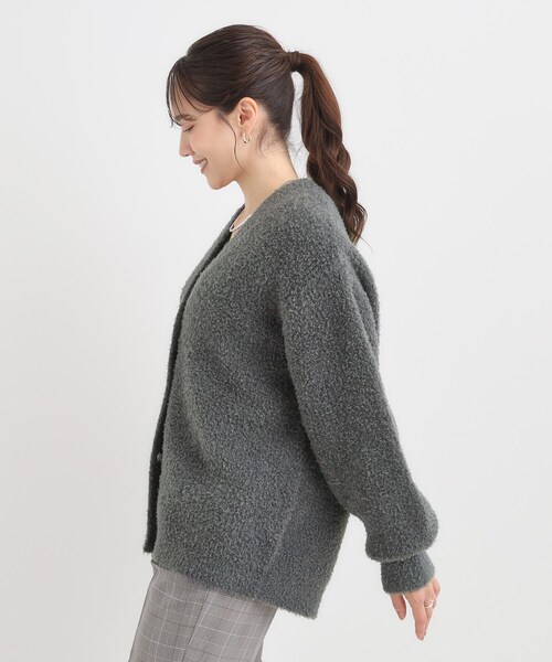 SHOO・LA・RUE（シューラルー）の「【S-LL】思わず触れたくなる ふわふわ Vネックニットカーディガン（カーディガン/ボレロ・レディース・ピンク系/グリーン/チャコールグレー/ライトベージュ・04/03/02/01）」の21枚目の写真