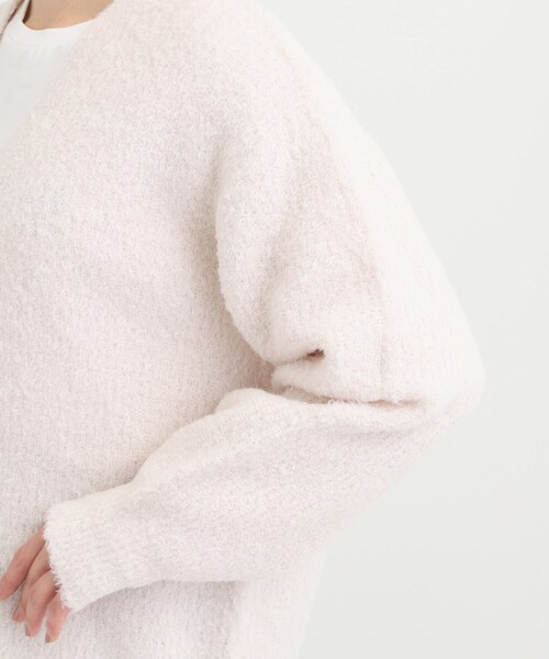 SHOO・LA・RUE（シューラルー）の「【S-LL】思わず触れたくなる ふわふわ Vネックニットカーディガン（カーディガン/ボレロ・レディース・ピンク系/グリーン/チャコールグレー/ライトベージュ・04/03/02/01）」の6枚目の写真