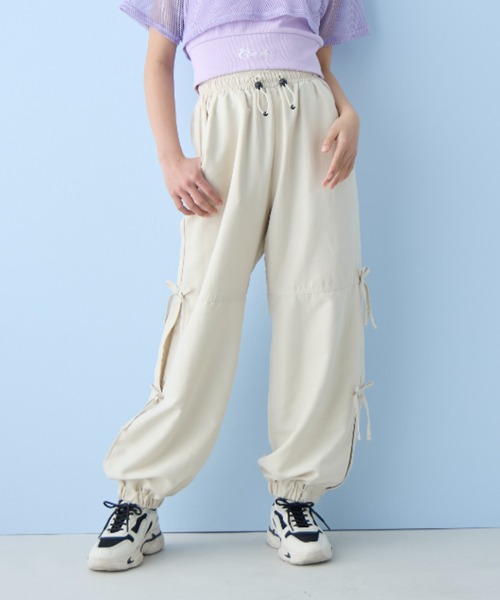 BISKEE（ビスキー）の「サイドリボン サテンカーゴパンツ（カーゴパンツ・キッズ・サックスブルー/ブラック/オフホワイト/ピンク・130cm/140cm/150cm/160cm）」の2枚目の写真