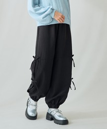 BISKEE（ビスキー）の「サイドリボン サテンカーゴパンツ（カーゴパンツ）」