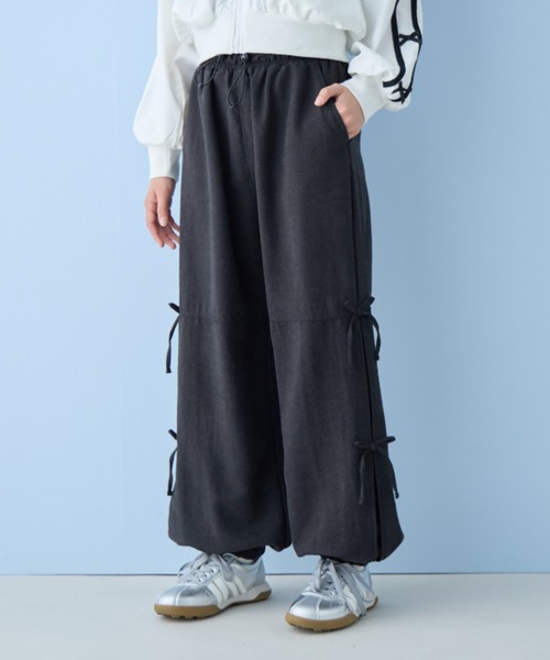 BISKEE（ビスキー）の「サイドリボン サテンカーゴパンツ（カーゴパンツ・キッズ・サックスブルー/ブラック/オフホワイト/ピンク・130cm/140cm/150cm/160cm）」の3枚目の写真