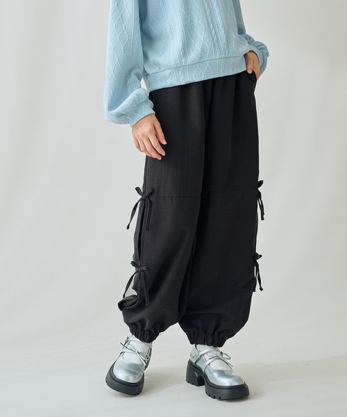 BISKEE（ビスキー）の「サイドリボン サテンカーゴパンツ（カーゴ