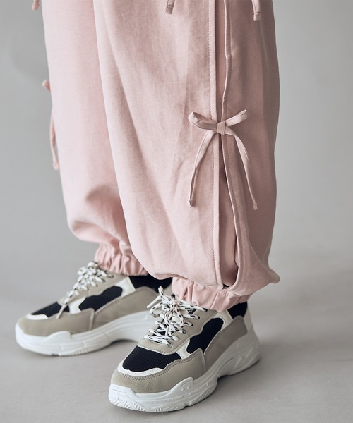 BISKEE（ビスキー）の「サイドリボン サテンカーゴパンツ（カーゴパンツ・キッズ・サックスブルー/ブラック/オフホワイト/ピンク・130cm/140cm/150cm/160cm）」の5枚目の写真