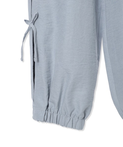 BISKEE（ビスキー）の「サイドリボン サテンカーゴパンツ（カーゴパンツ・キッズ・サックスブルー/ブラック/オフホワイト/ピンク・130cm/140cm/150cm/160cm）」の17枚目の写真