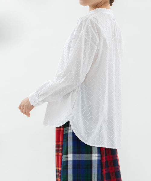 nop de nod(ノップドゥノッド)の「サークルスノーカットドビースタンドギャザーシャツ(シャツ/ブラウス・レディース・オフホワイト/レッド/ライトグレー/ネイビー・M)」の15枚目の写真
