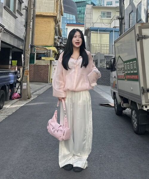 ILLIGO(イリゴ)の「ルビー スタッド ショルダーバッグ ピンク(ショルダーバッグ・レディース・ピンク・OS)」の2枚目の写真