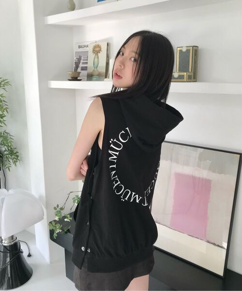 MUCENT(ムセント)の「ディアルメタルロゴバックラウンドサイドスナップフードスリーブレスナシ(Tシャツ/カットソー・レディース・ブラック・FREE)」の5枚目の写真