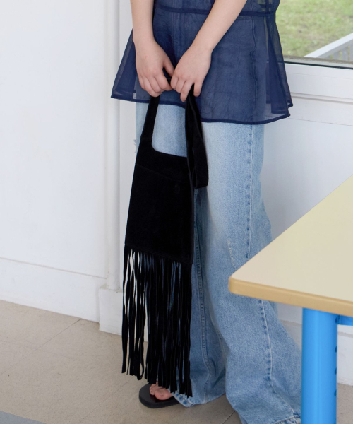 LEVAR(レバー)の「Boho Suede Fringe Bag - Black(ショルダーバッグ・レディース・ブラック・FREE)」の4枚目の写真