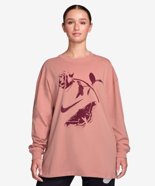 NIKE（ナイキ）の「ナイキ スポーツウェア ウィメンズ オーバーサイズド ロングスリーブ Tシャツ / Nike Sportswear Women's Oversized Long-Sleeved T-Shirt IH7696-618 Red Stardust（Tシャツ/カットソー・レディース・サーモンピンク・XL/M/L/S）」の4枚目の写真