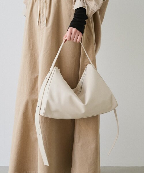 russet(ラシット)の「トライアングルショルダーバッグ(ショルダーバッグ・レディース・アイボリー/ブラック/ライトグレー・FREE)」の2枚目の写真