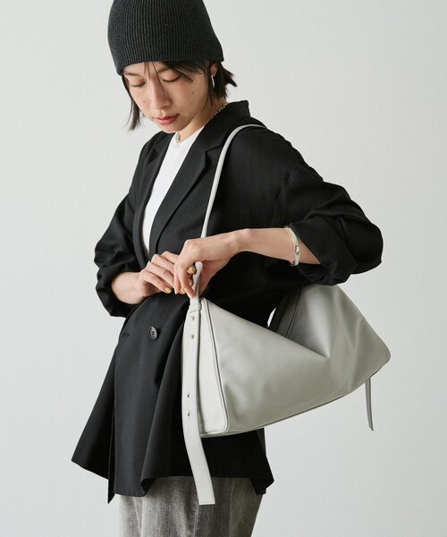 russet(ラシット)の「トライアングルショルダーバッグ(ショルダーバッグ・レディース・アイボリー/ブラック/ライトグレー・FREE)」の3枚目の写真
