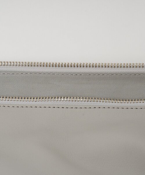 russet(ラシット)の「トライアングルショルダーバッグ(ショルダーバッグ・レディース・アイボリー/ブラック/ライトグレー・FREE)」の11枚目の写真