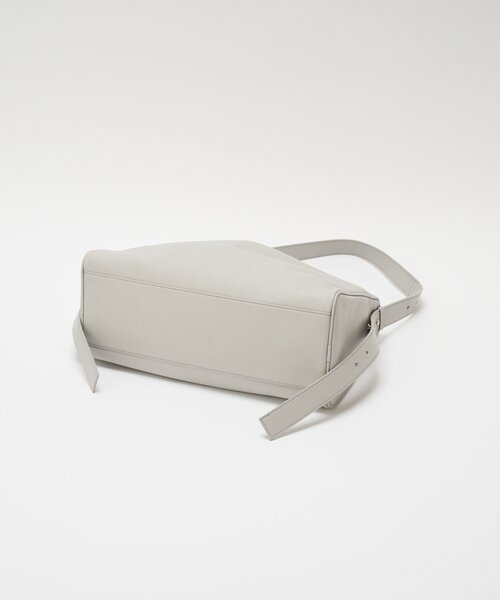 russet(ラシット)の「トライアングルショルダーバッグ(ショルダーバッグ・レディース・アイボリー/ブラック/ライトグレー・FREE)」の15枚目の写真