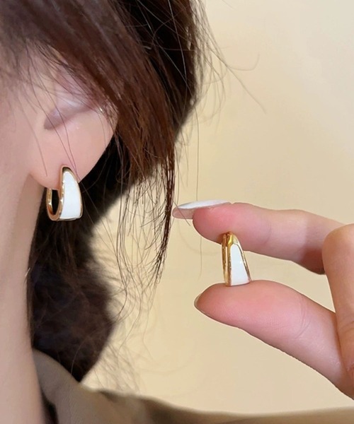 yu-ka(ユーカ)の「YU-KA:レトロフープピアス retro hoop pierce(ピアス(両耳用)・レディース・ブルー/ホワイト・FREE)」の1枚目の写真