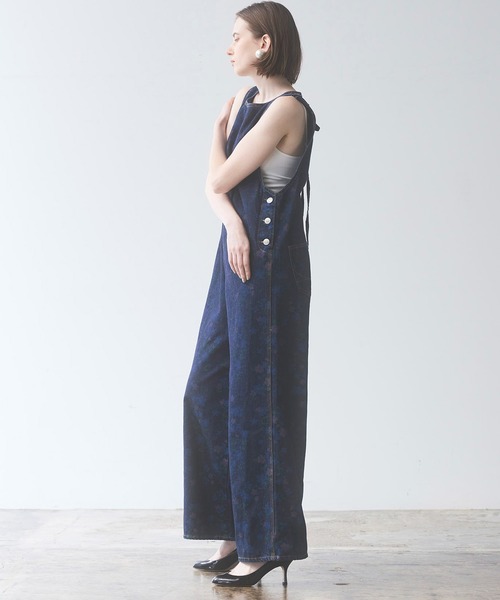 SOMETHING（サムシング）の「atelier SOMETHING　AMERICAN SLEEVE ALL IN ONE/アメリカンスリーブオールインワン【FLOWER】（サロペット/オーバーオール・レディース・ブルー・FREE）」の2枚目の写真