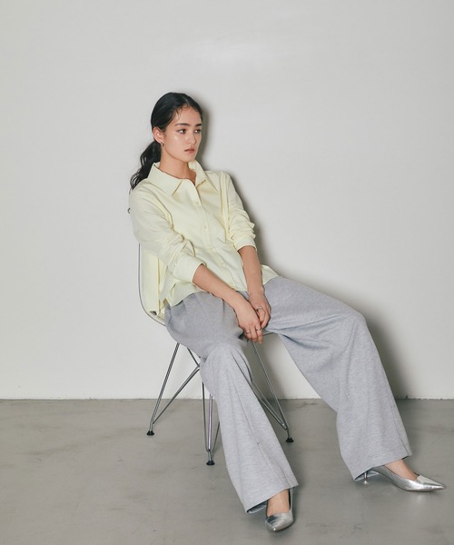 ARVELLIA(アルベリア)の「FLARE HEM PLEATED SHIRT(シャツ/ブラウス・レディース・イエロー/ホワイト・M)」の4枚目の写真