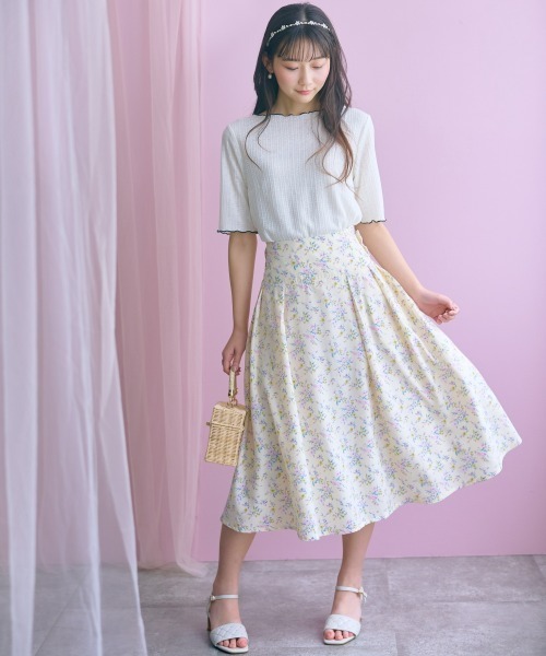 marun(マルン)の「<大きいサイズ>リボン使いフラワープリントフレアスカート marun(スカート・レディース・ホワイト系/ブラック系・5L/4L/3L/LL/L)」の9枚目の写真
