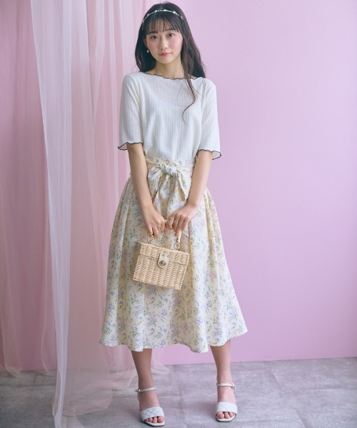 marun(マルン)の「<大きいサイズ>リボン使いフラワープリントフレアスカート marun(スカート・レディース・ホワイト系/ブラック系・5L/4L/3L/LL/L)」の18枚目の写真