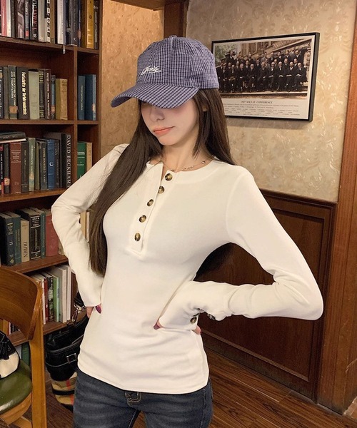 VIBGYOR(ヴィブジョー)の「【EIZZ/アイズ】フロントボタン スリムフィット ヘンリーネック リブカットソー 長袖(Tシャツ/カットソー・レディース・ブラック/ホワイト/グレー・FREE)」の3枚目の写真