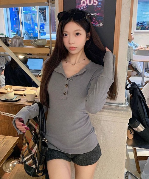 VIBGYOR(ヴィブジョー)の「【EIZZ/アイズ】フロントボタン スリムフィット ヘンリーネック リブカットソー 長袖(Tシャツ/カットソー・レディース・ブラック/ホワイト/グレー・FREE)」の5枚目の写真