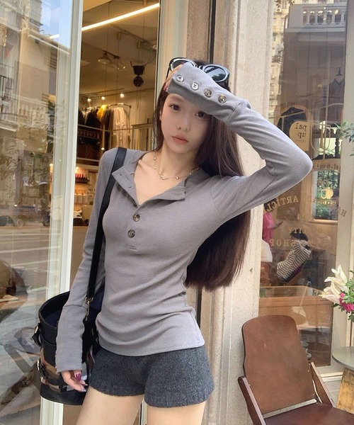 VIBGYOR(ヴィブジョー)の「【EIZZ/アイズ】フロントボタン スリムフィット ヘンリーネック リブカットソー 長袖(Tシャツ/カットソー・レディース・ブラック/ホワイト/グレー・FREE)」の6枚目の写真