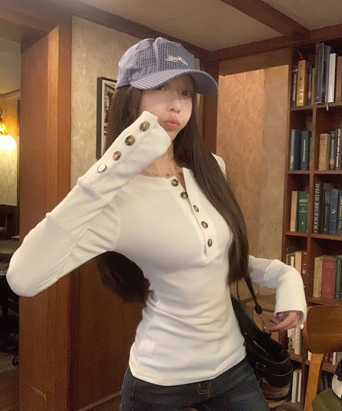 VIBGYOR(ヴィブジョー)の「【EIZZ/アイズ】フロントボタン スリムフィット ヘンリーネック リブカットソー 長袖(Tシャツ/カットソー・レディース・ブラック/ホワイト/グレー・FREE)」の13枚目の写真