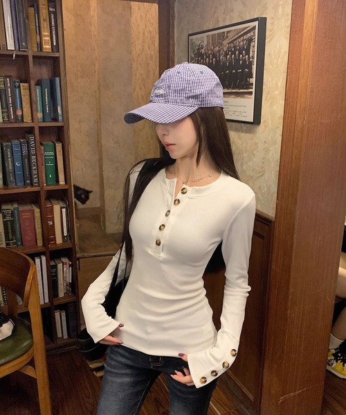 VIBGYOR(ヴィブジョー)の「【EIZZ/アイズ】フロントボタン スリムフィット ヘンリーネック リブカットソー 長袖(Tシャツ/カットソー・レディース・ブラック/ホワイト/グレー・FREE)」の15枚目の写真
