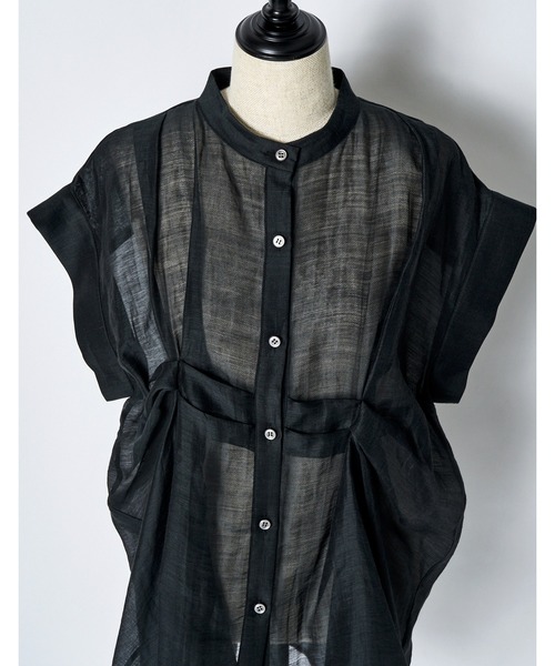 RUMCHE（ラムシェ）の「Layered Tuck Sleeveless Blouse / レイヤードタックノースリーブブラウス（シャツ/ブラウス・レディース・ネイビー/ベージュ・FREE）」の10枚目の写真