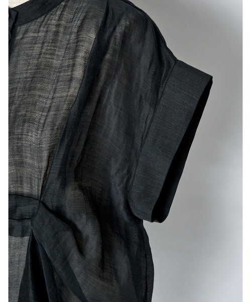 RUMCHE（ラムシェ）の「Layered Tuck Sleeveless Blouse / レイヤードタックノースリーブブラウス（シャツ/ブラウス・レディース・ネイビー/ベージュ・FREE）」の11枚目の写真
