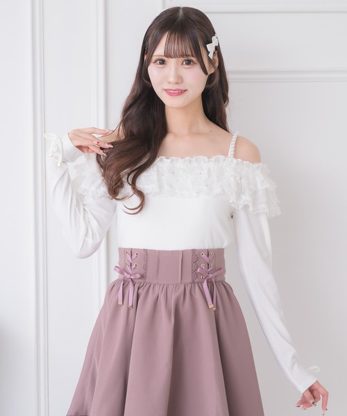 couture BY ROJITA（クチュールバイロジータ）の「フェザーリボンオフショルトップス（Tシャツ/カットソー・レディース・グレー/ブラック/ホワイト・FREE）」の2枚目の写真