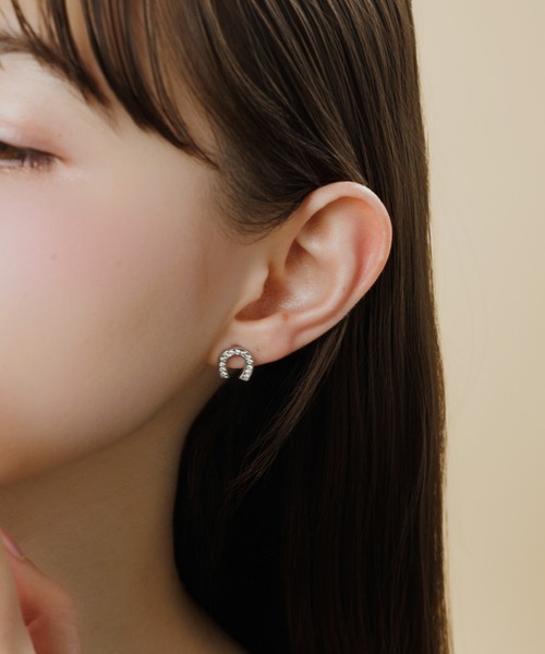 LA MUe(ラミュー)の「【LA MUE】日本製 ニッケルフリー ホースシュー ピアス(ピアス(両耳用)・レディース・シルバー/ゴールド/ピンクゴールド・FREE)」の5枚目の写真