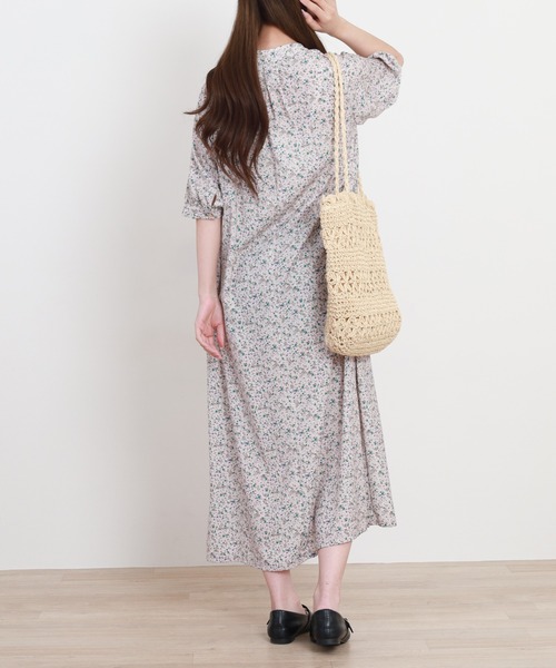 Anna Nicola(アンナニコラ)の「Anna Nicola 小花柄プリントワンピース(ワンピース・レディース・ブラック/ベージュ・38)」の8枚目の写真