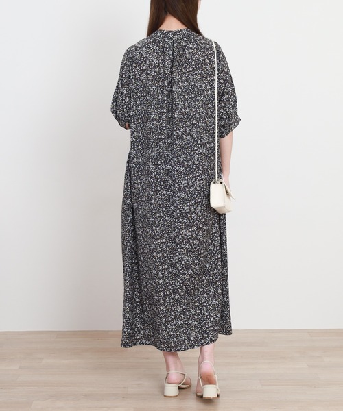 Anna Nicola(アンナニコラ)の「Anna Nicola 小花柄プリントワンピース(ワンピース・レディース・ブラック/ベージュ・38)」の4枚目の写真