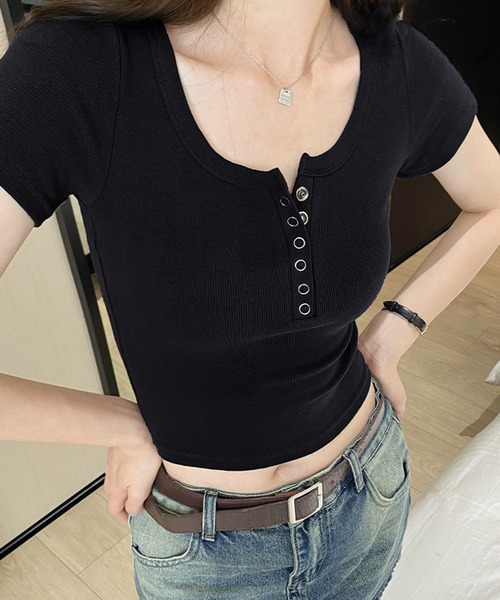 shyam inspiration(シャムインスピレーション)の「クロップドヘンリーネックTシャツ/カラバリ豊富/パット・カップ付き/半袖(Tシャツ/カットソー・レディース・チャコールグレー/ピンク/ライトグレー/ホワイト/ブラック/ベージュ・F)」の2枚目の写真