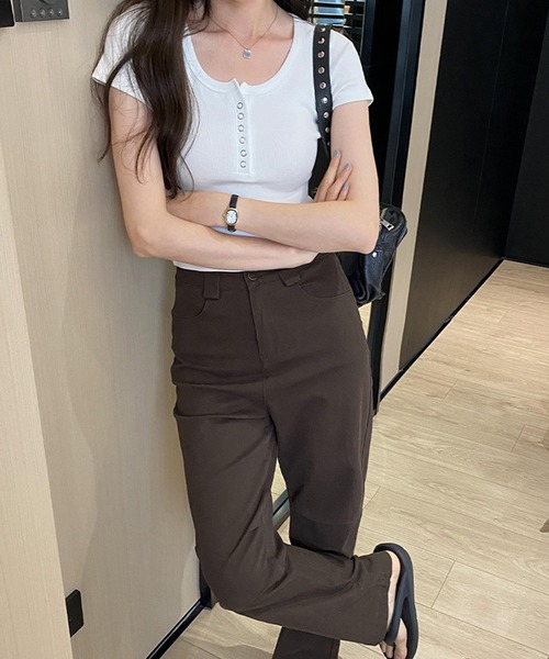 shyam inspiration(シャムインスピレーション)の「クロップドヘンリーネックTシャツ/カラバリ豊富/パット・カップ付き/半袖(Tシャツ/カットソー・レディース・チャコールグレー/ピンク/ライトグレー/ホワイト/ブラック/ベージュ・F)」の10枚目の写真
