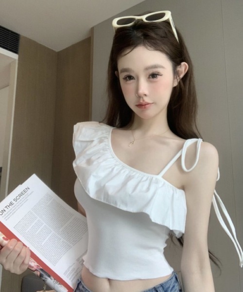 Ritzy(リッツィー)の「ワンショルダー × フリル フィット感トップス(Tシャツ/カットソー・レディース・ホワイト/ブラック・M)」の1枚目の写真