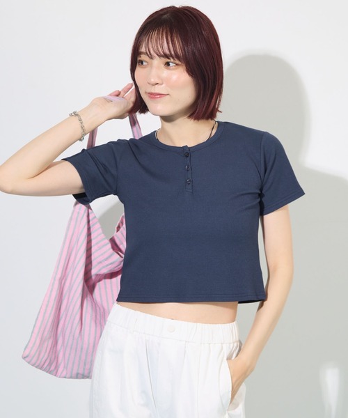 ABYS（アビス）の「すっきり細見え。ヘンリーネックリブ半袖Tシャツ / ショート丈（Tシャツ/カットソー・レディース・ネイビー/グレー/レッド・FREE）」の2枚目の写真