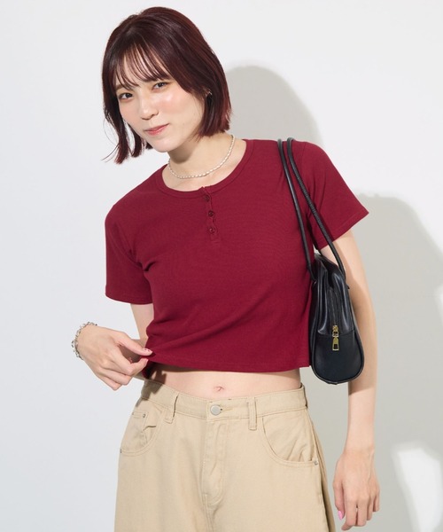 ABYS（アビス）の「すっきり細見え。ヘンリーネックリブ半袖Tシャツ / ショート丈（Tシャツ/カットソー・レディース・ネイビー/グレー/レッド・FREE）」の3枚目の写真