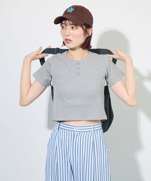 ABYS（アビス）の「すっきり細見え。ヘンリーネックリブ半袖Tシャツ / ショート丈（Tシャツ/カットソー・レディース・ネイビー/グレー/レッド・FREE）」の4枚目の写真