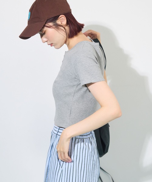 ABYS（アビス）の「すっきり細見え。ヘンリーネックリブ半袖Tシャツ / ショート丈（Tシャツ/カットソー・レディース・ネイビー/グレー/レッド・FREE）」の5枚目の写真