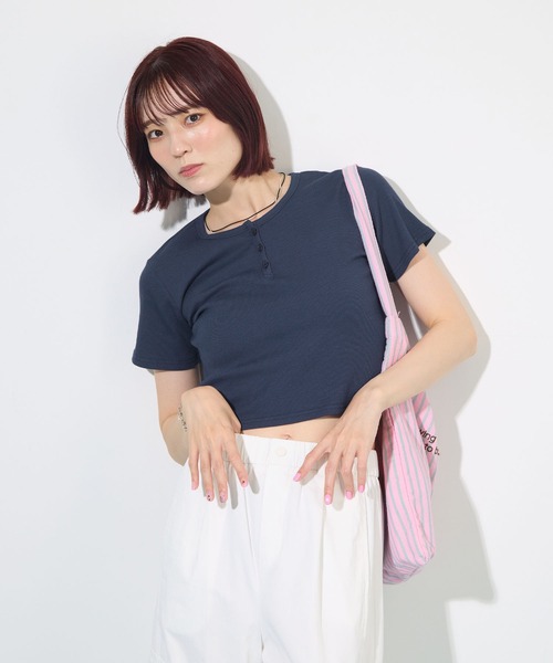 ABYS（アビス）の「すっきり細見え。ヘンリーネックリブ半袖Tシャツ / ショート丈（Tシャツ/カットソー・レディース・ネイビー/グレー/レッド・FREE）」の9枚目の写真