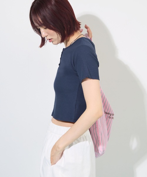 ABYS（アビス）の「すっきり細見え。ヘンリーネックリブ半袖Tシャツ / ショート丈（Tシャツ/カットソー・レディース・ネイビー/グレー/レッド・FREE）」の11枚目の写真