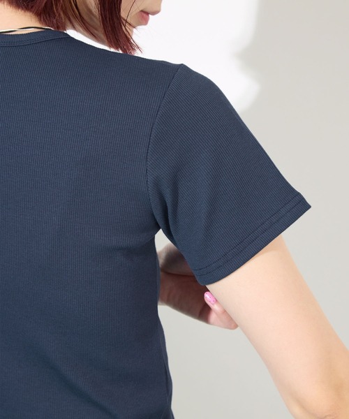 ABYS（アビス）の「すっきり細見え。ヘンリーネックリブ半袖Tシャツ / ショート丈（Tシャツ/カットソー・レディース・ネイビー/グレー/レッド・FREE）」の17枚目の写真